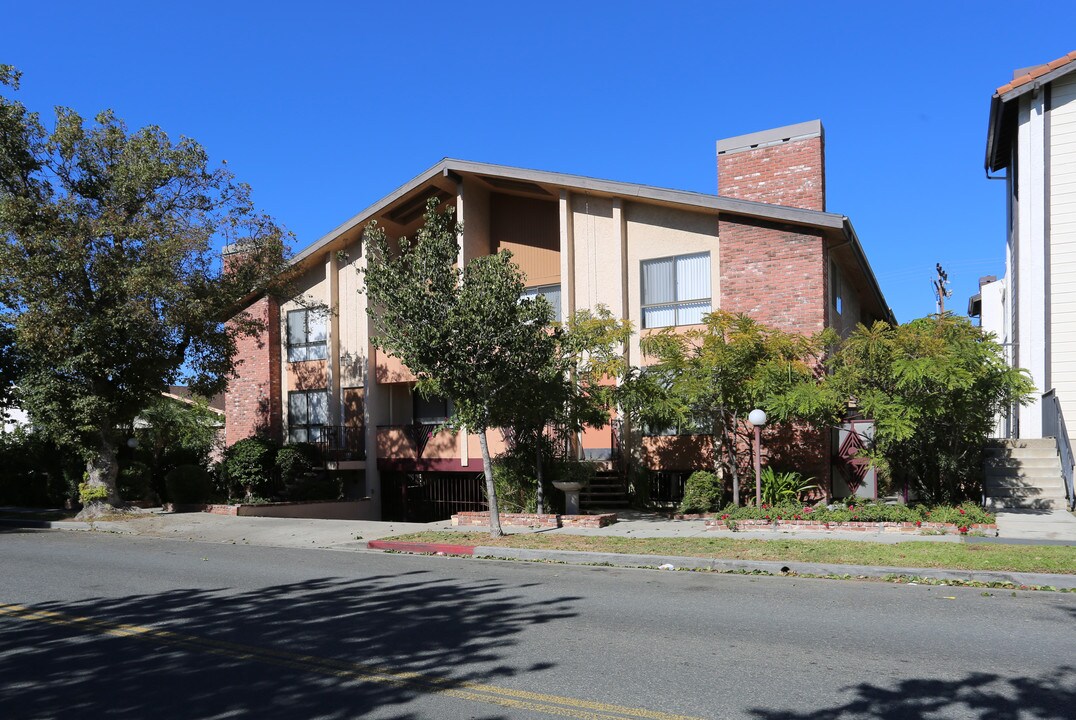 347 W Wilson Ave in Glendale, CA - Building Photo