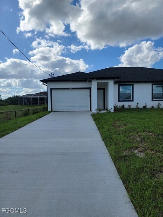 442 Petite Ave in Lehigh Acres, FL - Building Photo