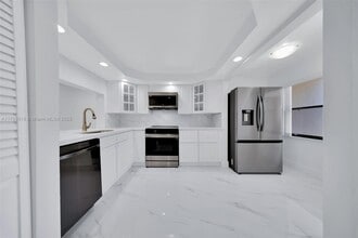 10136 NW 41st St in Doral, FL - Building Photo - Building Photo