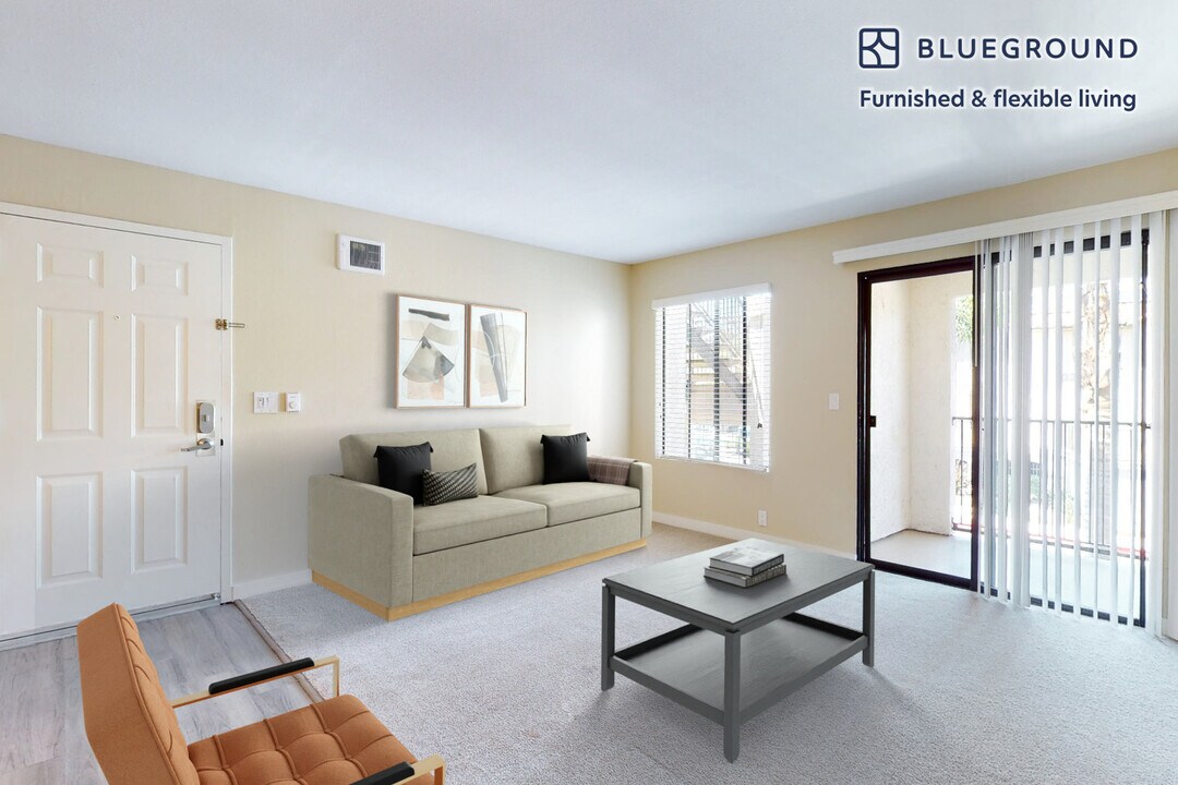 7205 Charmant Dr in San Diego, CA - Building Photo