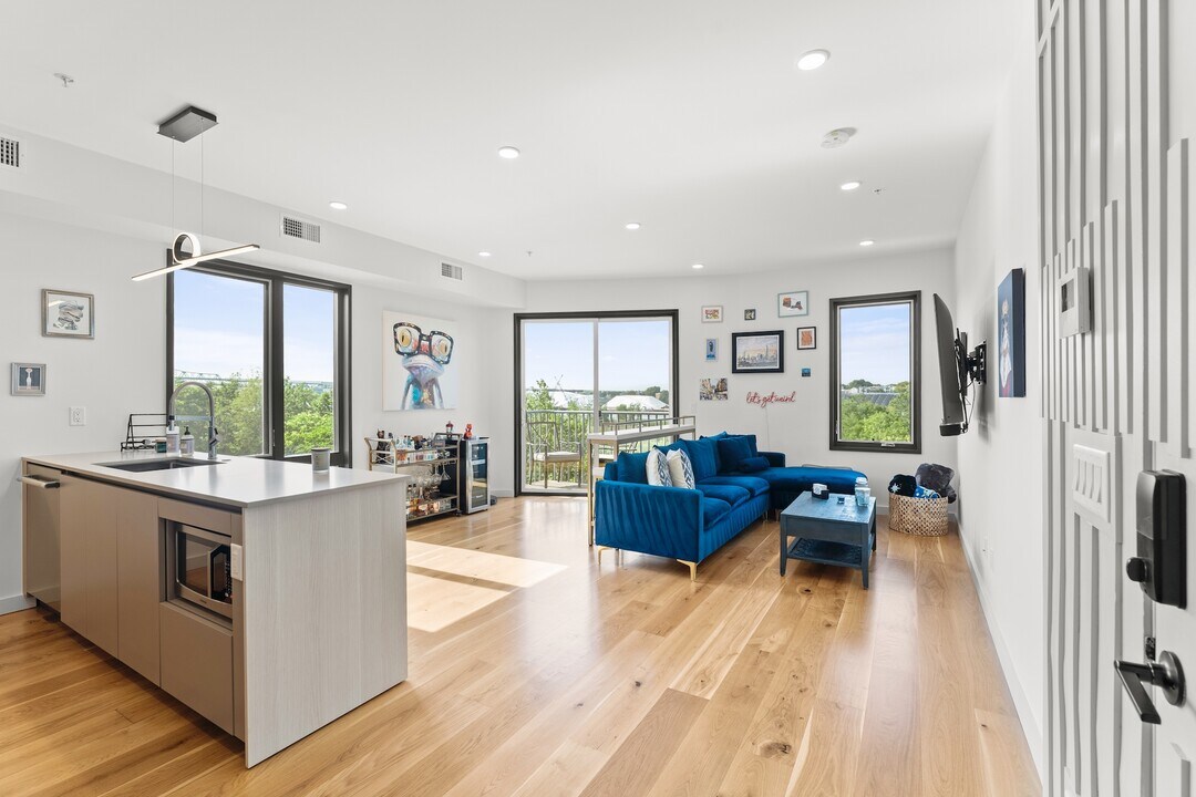 191 Condor St, Unit 9 in Boston, MA - Building Photo