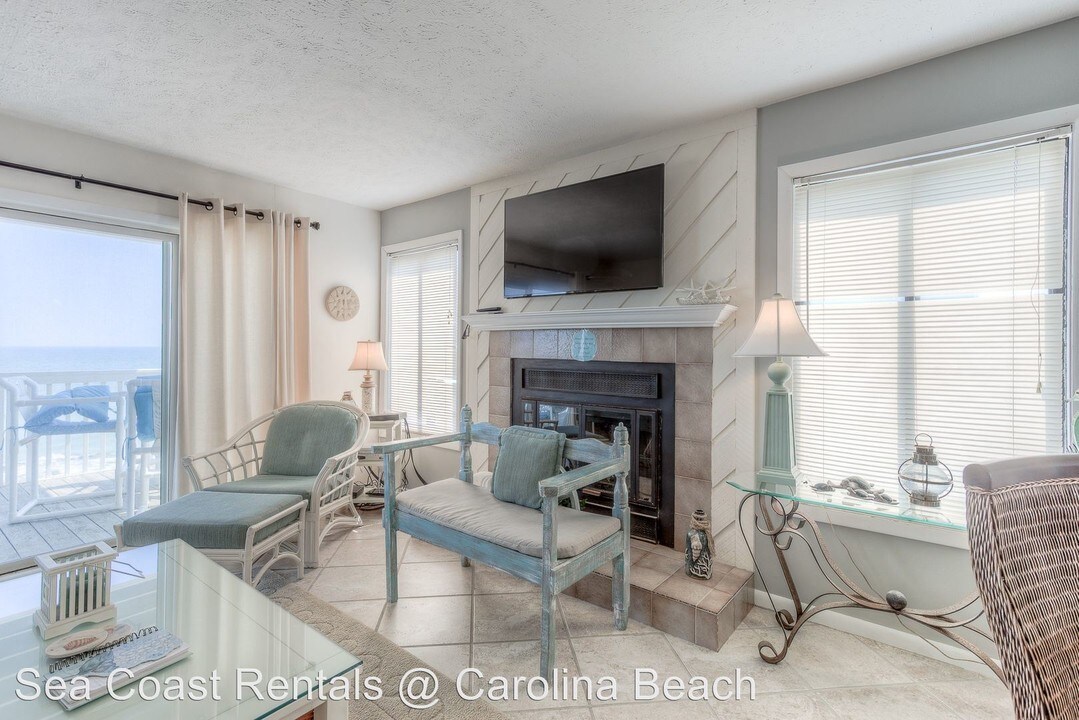 1307 Sand Dollar Ct in Kure Beach, NC - Building Photo