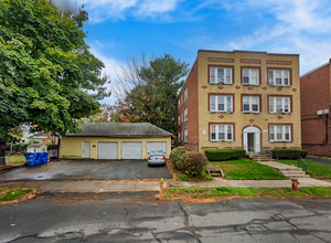 24 Wilcox St in New Britain, CT - Foto de edificio - Building Photo