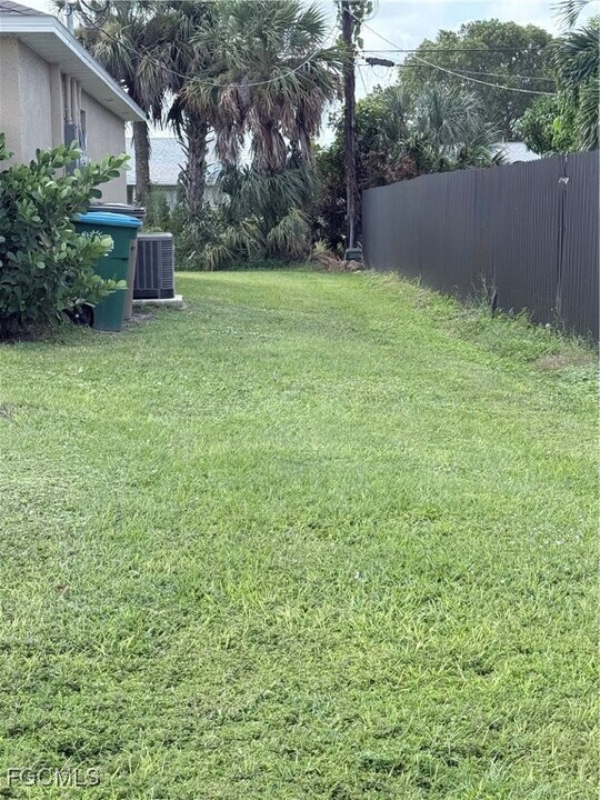 1210 Cape Coral Pkwy W in Cape Coral, FL - Foto de edificio