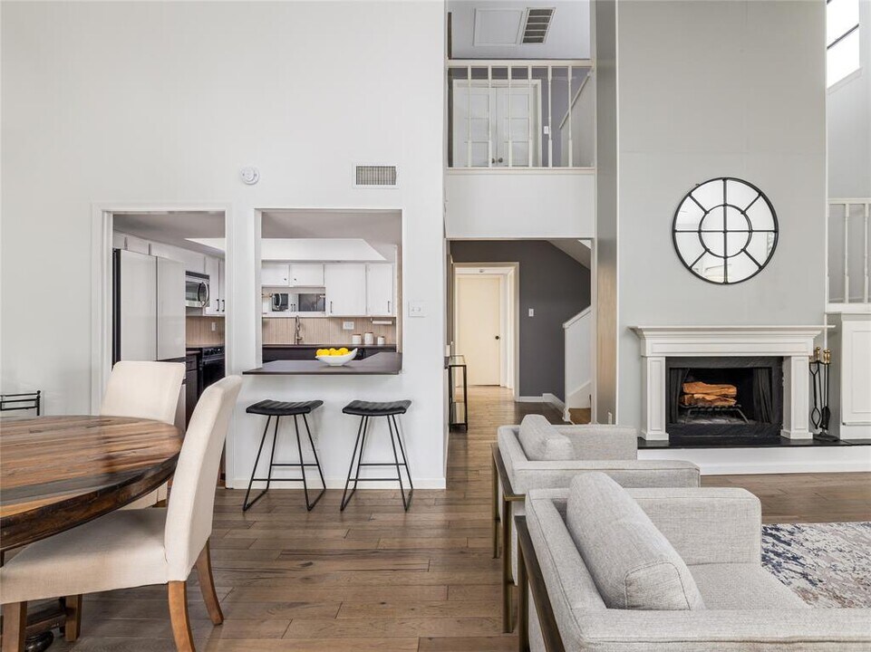 1821 Westlake Dr in Austin, TX - Building Photo