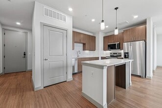 EVIVA at Trinity Mills Station in Carrollton, TX - Foto de edificio - Building Photo
