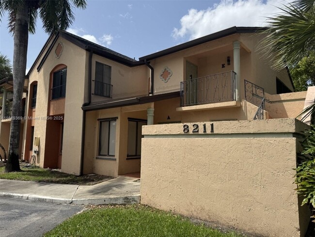 8211 NW 191st St in Hialeah, FL - Building Photo - Building Photo