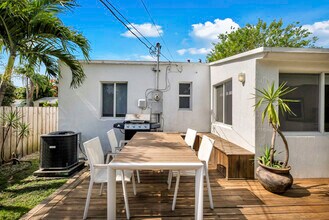565 NW 49th St in Miami, FL - Building Photo - Building Photo
