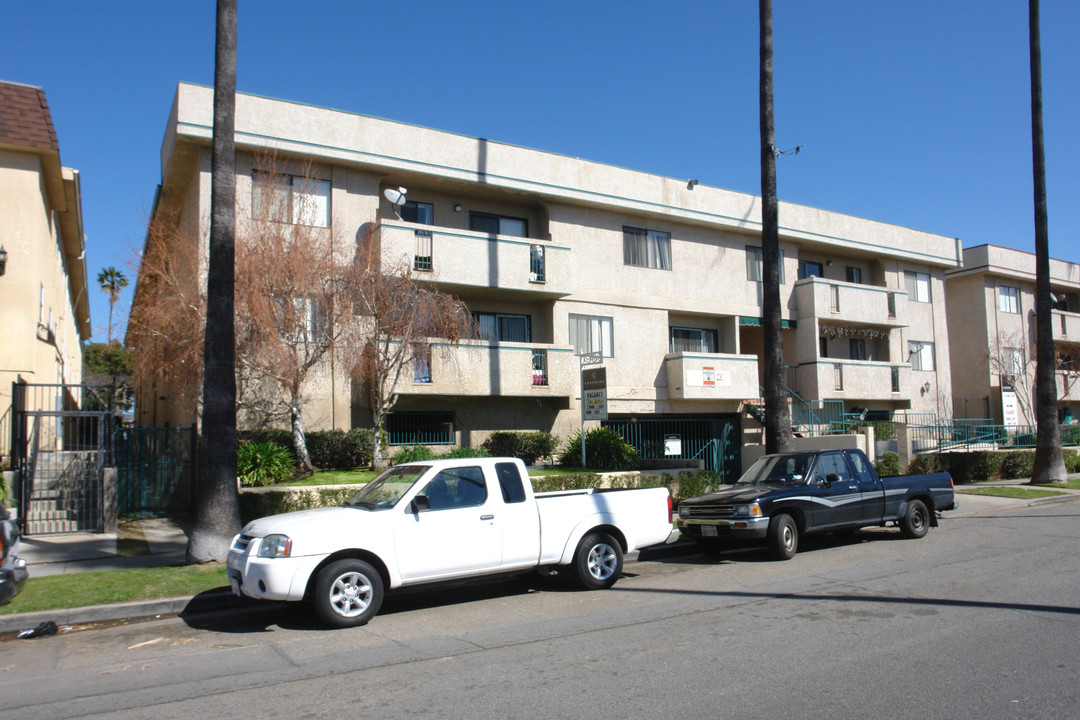 14351 Haynes St. Apartments in Van Nuys, CA - Building Photo