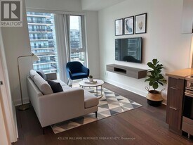 33 Shore Breeze Dr in Toronto, ON - Building Photo