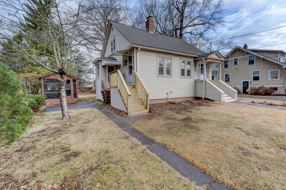 16 Hubbard Pl in Wethersfield, CT - Building Photo