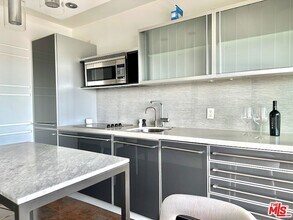 999 N Doheny Dr, Unit 1207 in West Hollywood, CA - Building Photo - Building Photo