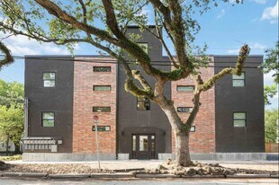 214 Welch St in Houston, TX - Building Photo