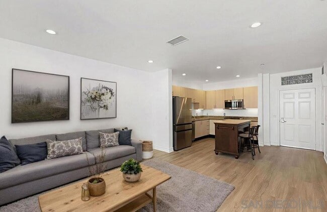 525 Eleventh Ave in San Diego, CA - Foto de edificio - Building Photo