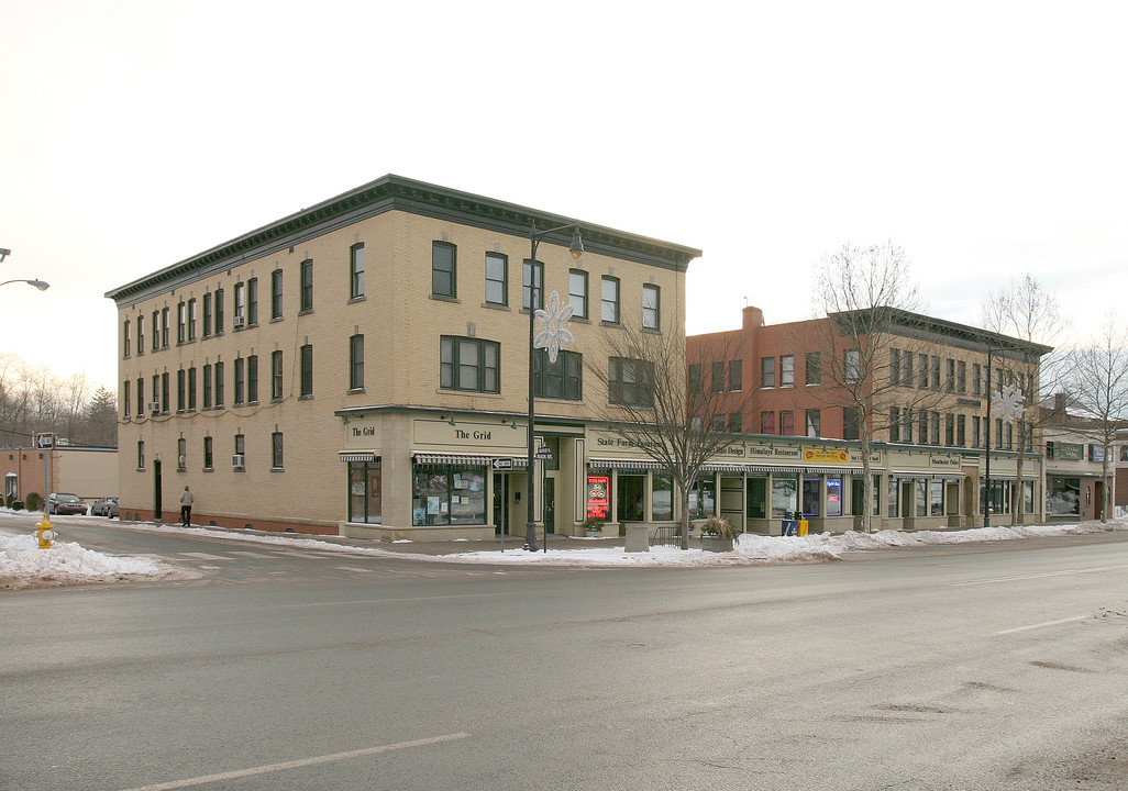 687-713 Main St in Manchester, CT - Building Photo