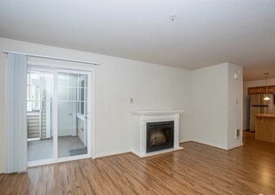 13405 97th Ave E, Unit 206 in Puyallup, WA - Foto de edificio - Building Photo