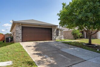 1973 Lariat Dr in Justin, TX - Building Photo - Building Photo
