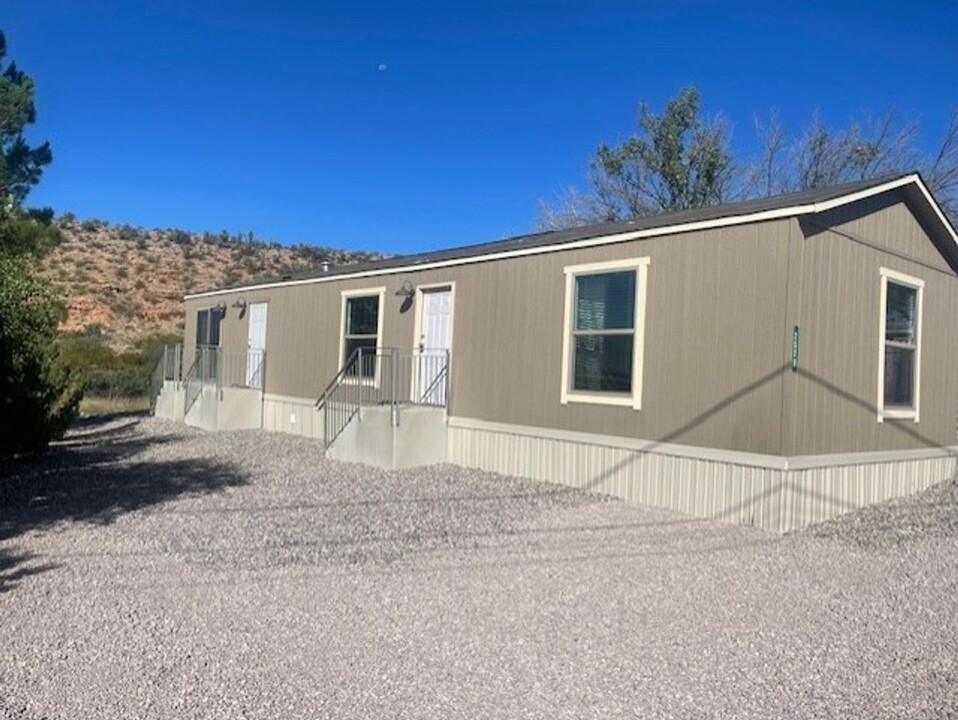 2520 S Hillert Dr in Cornville, AZ - Foto de edificio