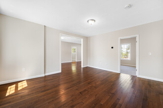386 Main St, Unit 1 in Clinton, MA - Foto de edificio - Building Photo