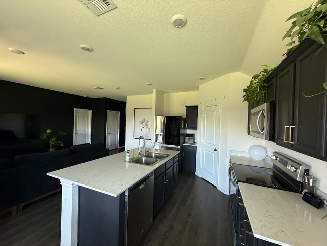 1205 Canterbury Ln in Ennis, TX - Foto de edificio - Building Photo