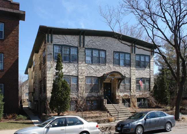 2525 Emerson Ave S in Minneapolis, MN - Building Photo - Building Photo