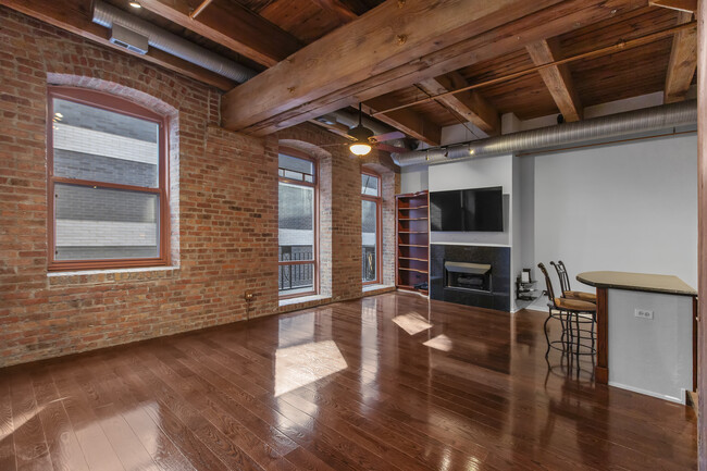 360 W Illinois St, Unit 10C in Chicago, IL - Building Photo - Building Photo