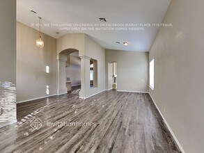 1445 Castle Crest Dr in Las Vegas, NV - Foto de edificio - Building Photo