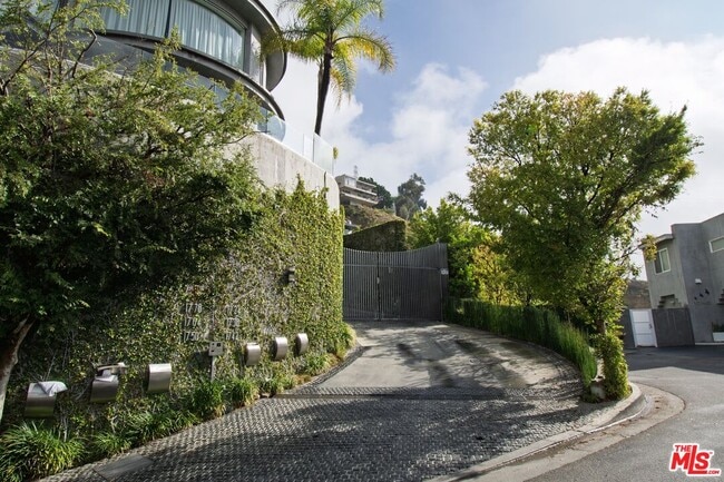 1738 Viewmont Dr in Los Angeles, CA - Building Photo - Building Photo