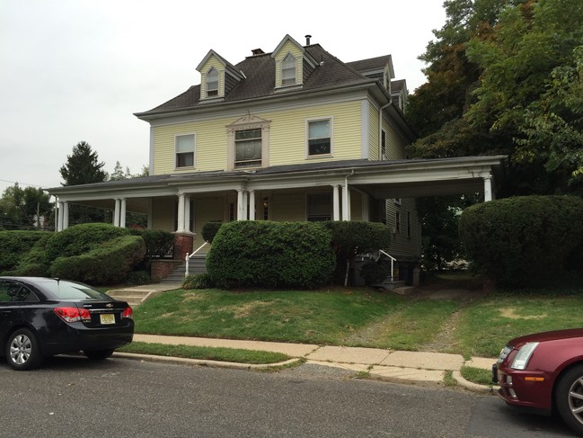 901 Berkeley Ave in Trenton, NJ - Foto de edificio - Building Photo