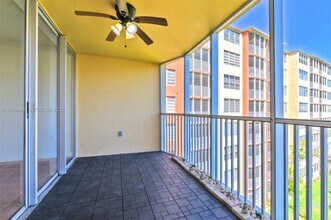 1770 NE 191st St in Miami, FL - Building Photo - Building Photo