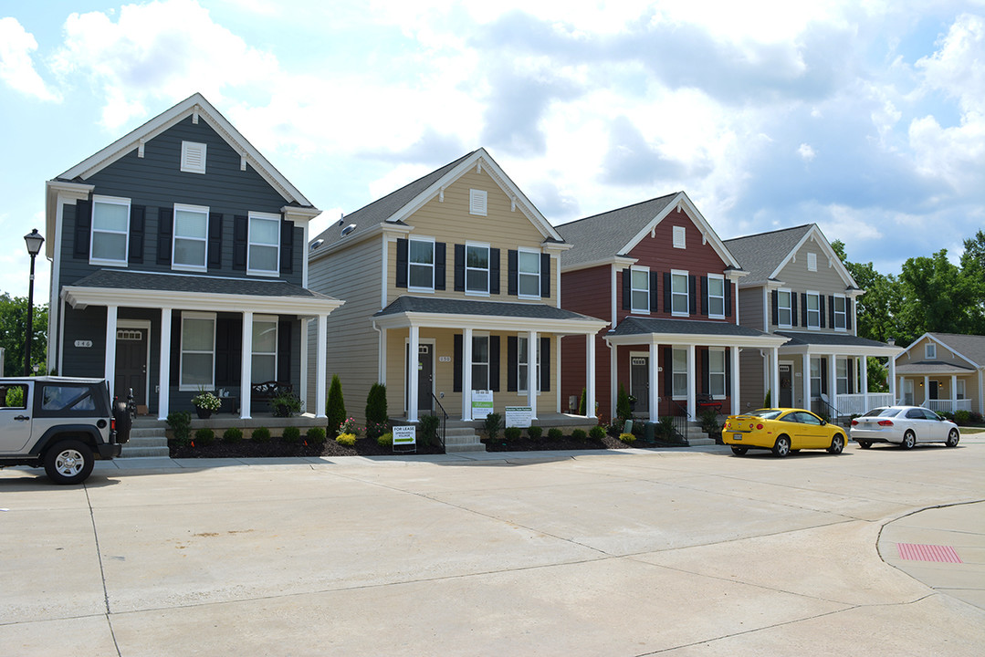 Springwell Village in St. Charles, MO - Foto de edificio