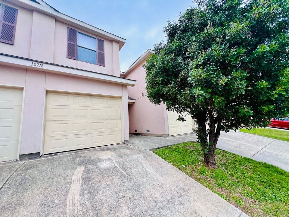 10718 Mathom Landing in Universal City, TX - Building Photo