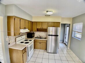 3181 SW 26th St-Unit -3181 in Miami, FL - Building Photo - Building Photo