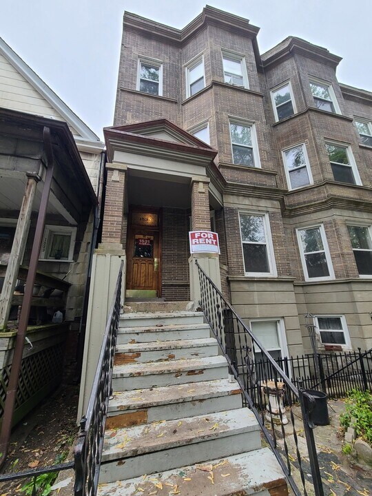 1531 W Highland Ave in Chicago, IL - Building Photo
