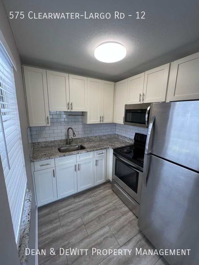 575 Clearwater Largo Rd in Largo, FL - Building Photo - Building Photo