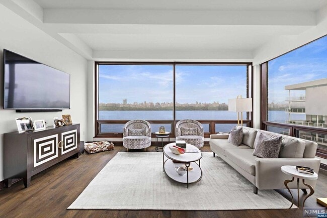 9 Somerset Ln in Edgewater, NJ - Building Photo - Building Photo