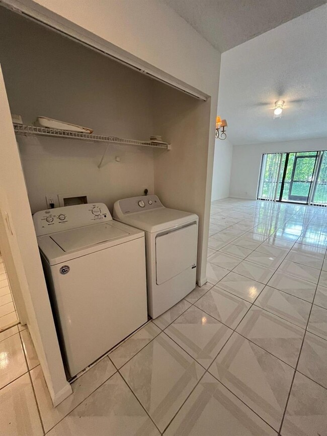 102 Sunshine Blvd in Royal Palm Beach, FL - Building Photo - Building Photo