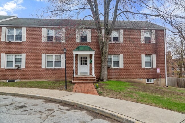 101 Carpenter Ave in Mt Kisco, NY - Foto de edificio - Building Photo