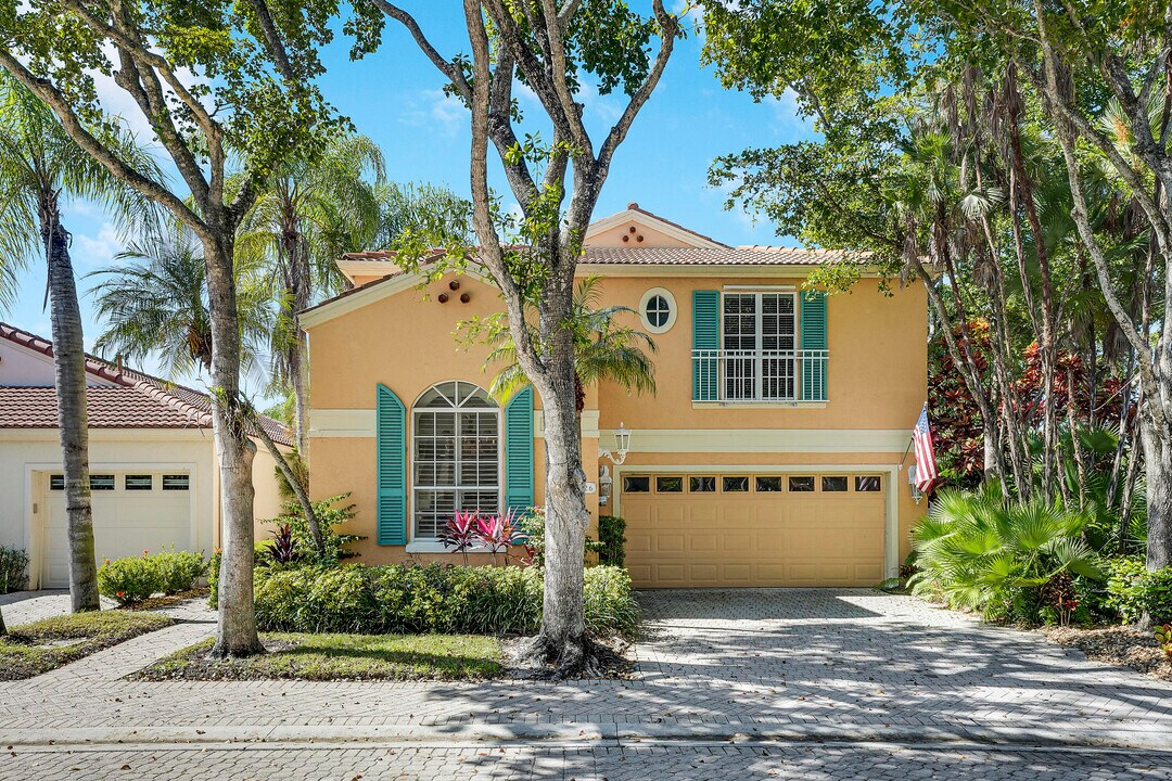 26 Vía Aurelia in Palm Beach Gardens, FL - Building Photo