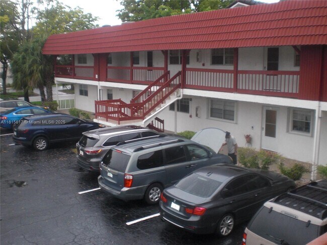 3250 NW 85th Ave in Coral Springs, FL - Foto de edificio - Building Photo