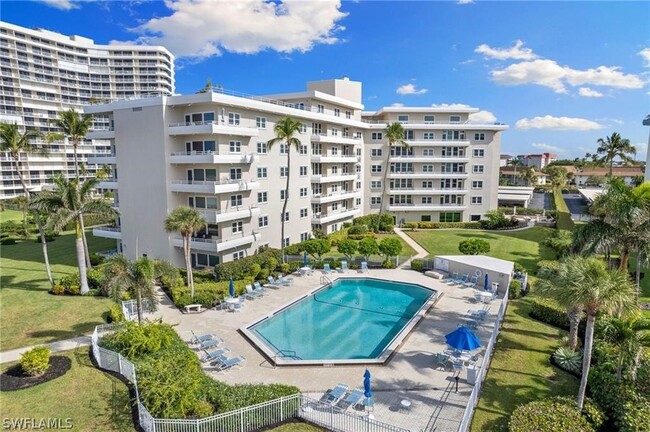 240 Seaview Ct in Marco Island, FL - Foto de edificio - Building Photo