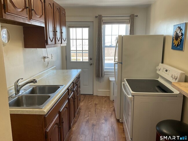 405 Mohegan Ave Pkwy in Waterford, CT - Building Photo - Building Photo