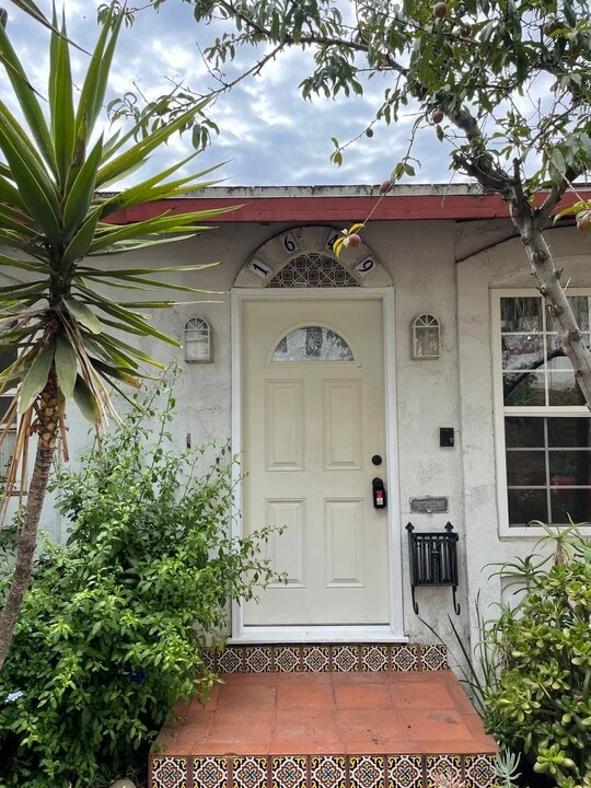 1649 Sargent Pl in Los Angeles, CA - Building Photo