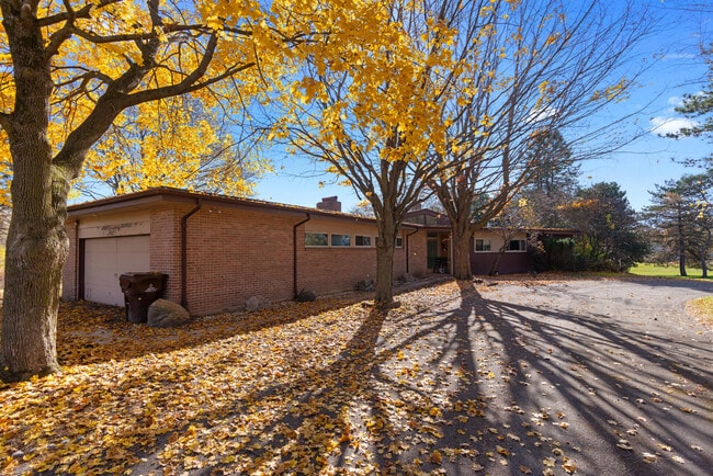 4105 Riverview Dr in Alma, MI - Building Photo - Building Photo