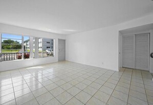1400 NE 169th St in Miami, FL - Building Photo