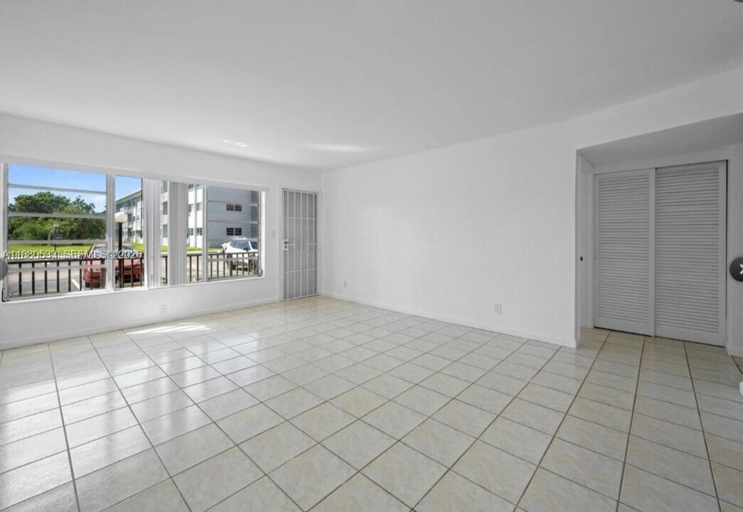1400 NE 169th St in Miami, FL - Building Photo