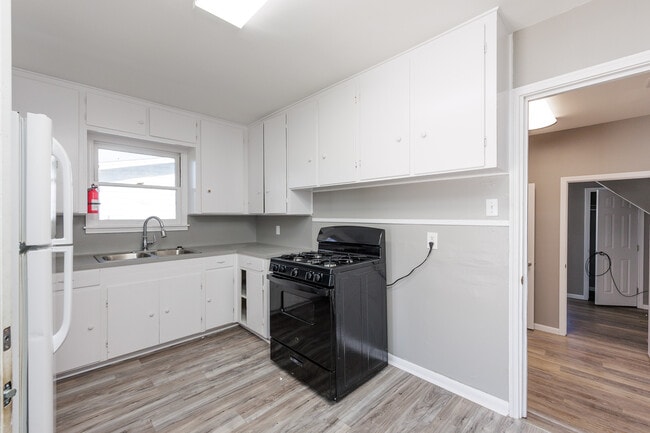 1025 Whitaker Dr in Corpus Christi, TX - Building Photo - Building Photo