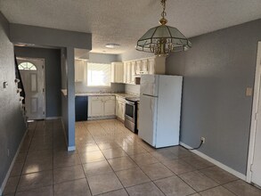 1321 Rosewood Hills Dr in Garland, TX - Foto de edificio - Building Photo