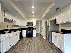 3215 Sycamore Springs Dr in Houston, TX - Building Photo - Building Photo