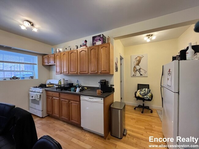 15 Fairbanks St, Unit 2 in Brookline, MA - Building Photo - Building Photo